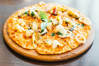 Baharatlı deniz ürünleri pizza