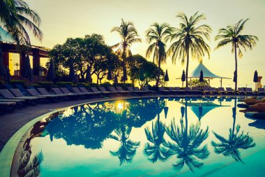 Siluet Hindistan cevizi hurma ağacının Yüzme Havuzu etrafında