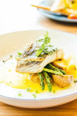 Barramundi veya pangasius balık ve et biftek