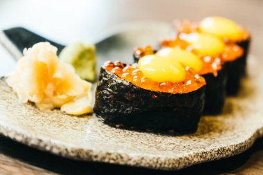 Suşi somon yumurta ile