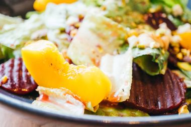 Pancar sebze salatası ile