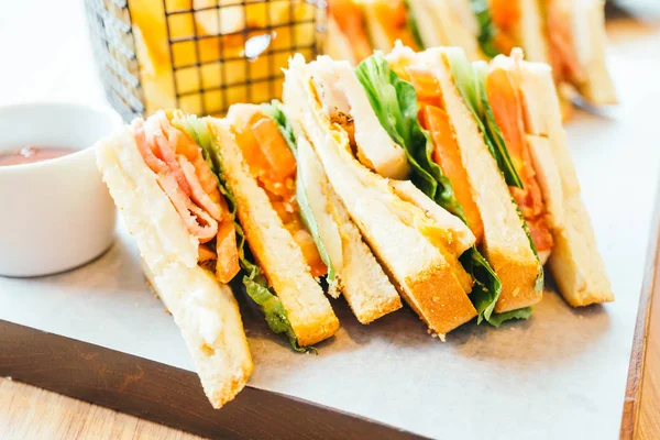 チキン ・ サンドイッチと野菜 — ストック写真