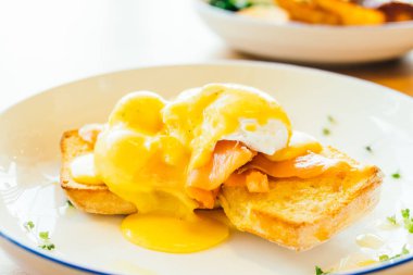 Somon Yumurta benedict