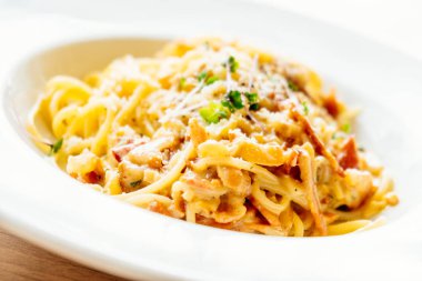 Spagetti carbonara beyaz plaka