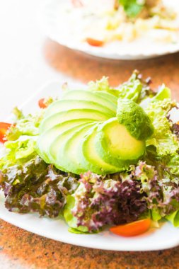 Sebze ile taze avokado salatası