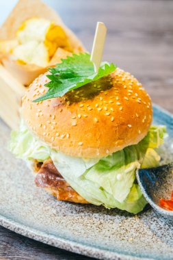 Sağlıksız yiyecek stili