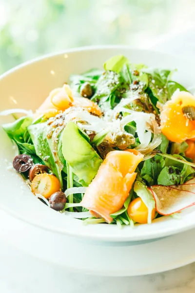 Räucherlachs-Salat — Stockfoto