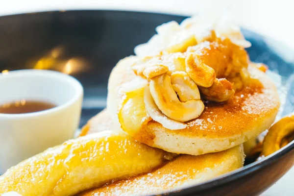 Söt dessert med pannkaka — Stockfoto