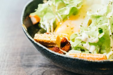 Sezar salata kasesine