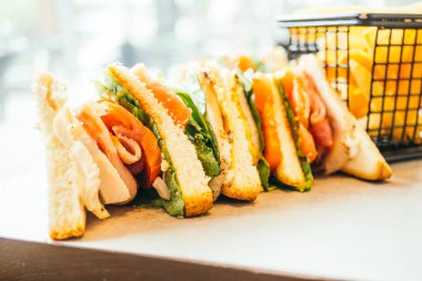 Tavuklu sandviç ve sebze