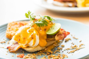 Yumurta benedict plaka