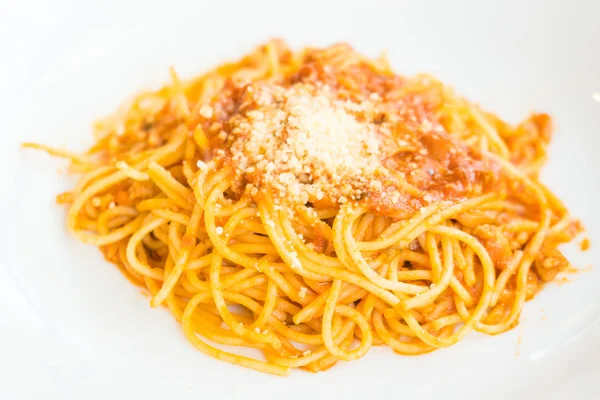 Espaguetis bolongese en plato blanco — Foto de Stock