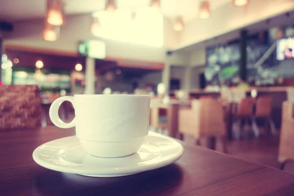 Taza de café blanco en cafetería —  Fotos de Stock