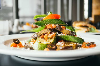 Beyaz tabak içinde patlıcan kabak