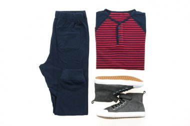 T-shirt pantolon ve ayakkabı ile