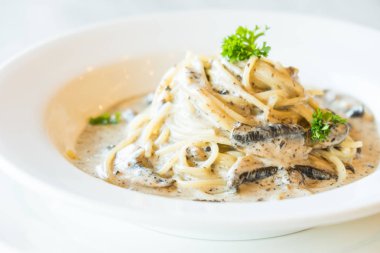 Trüf mantarlı makarna krema sosu