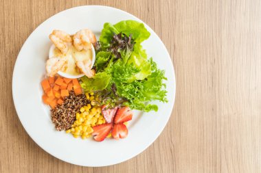 Beyaz tabak karides salatası