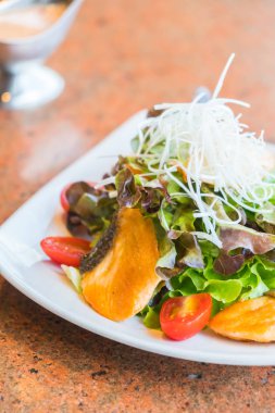 Kızarmış somon salata