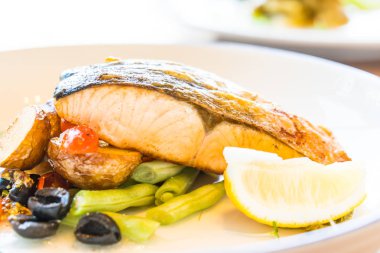 Beyaz tabak içinde somon steak