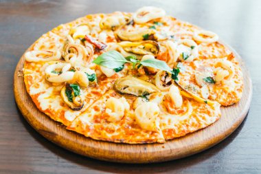 Baharatlı deniz ürünleri pizza