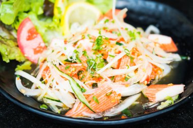 Baharatlı Yengeç sopa salatası