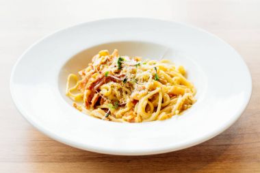 Spagetti carbonara beyaz plaka