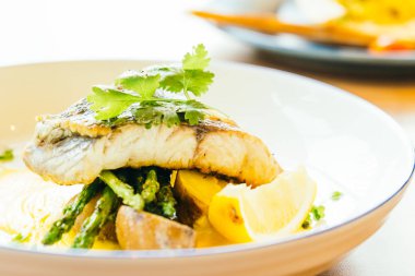 Barramundi veya pangasius balık ve et biftek