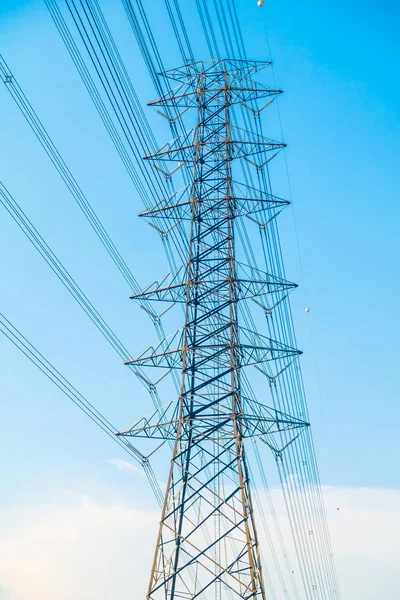Электрический столб с высоким напряжением — стоковое фото