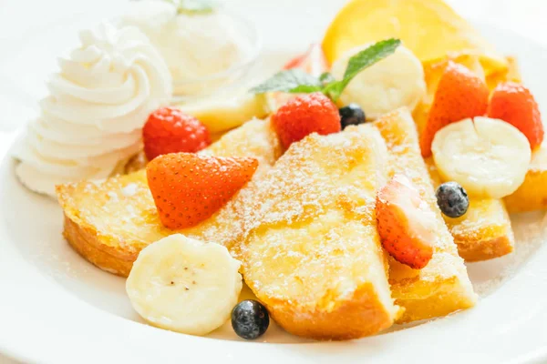 Pancake e pane tostato con frutta mista — Foto Stock