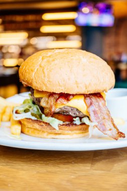 Sığır eti ve domuz pastırması hamburger