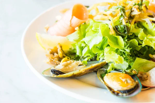 Meeresfrüchte-Salat im weißen Teller — Stockfoto