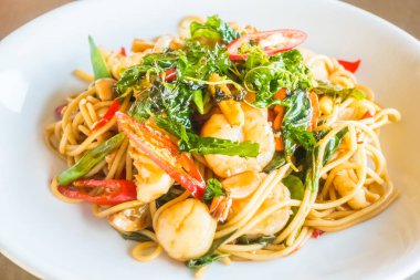 Acılı spagetti deniz ürünleri