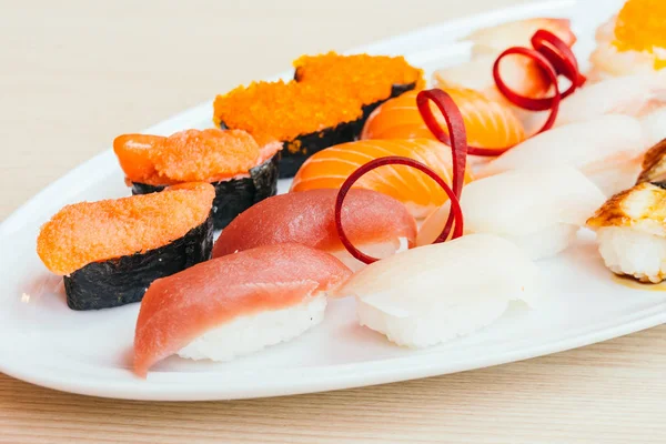 Sushi nigiri crudo y fresco — Foto de Stock