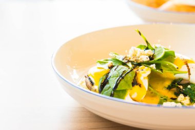 Mantar ve yumurta benedict beyaz plaka