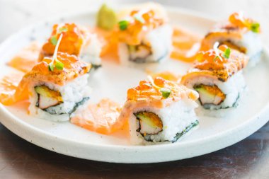 Izgara somon suşi roll