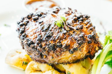 Beyaz tabak içinde sığır eti biftek