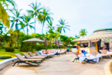 Hindistan cevizi hurma ağacının Yüzme Havuzu etrafında bulanıklık