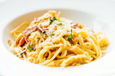 Spagetti carbonara beyaz plaka