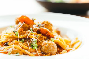 Beyaz tabak spagetti köfte