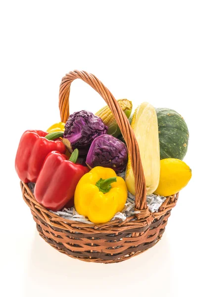 Cesta con verduras maduras —  Fotos de Stock