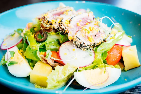 Raw and fresh tuna meat with sesame and salad — Stock Photo, Image