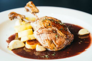 Biftek beyaz tabakta ördek meme