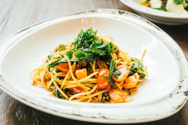 Acılı spagetti ve somon makarna