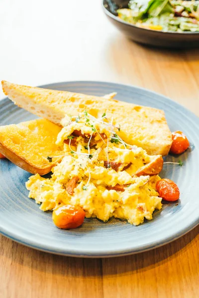 Huevos revueltos con verduras — Foto de Stock