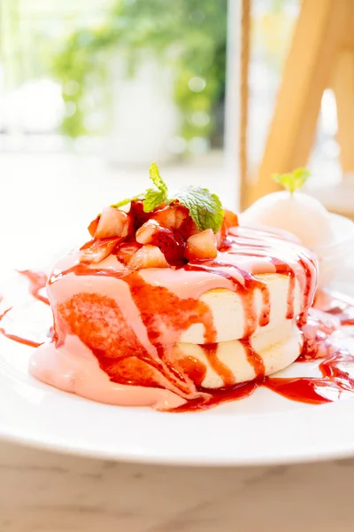 Dolce dessert pancake con fragola — Foto Stock