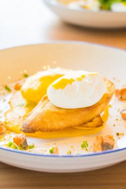 연어 달걀 베네딕트