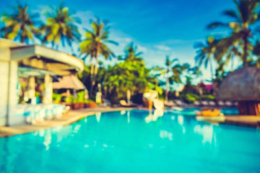 Siluet Hindistan cevizi hurma ağacının Yüzme Havuzu etrafında