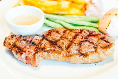 Beyaz tabak içinde sığır eti biftek