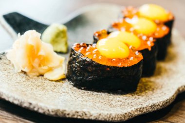 Suşi somon yumurta ile