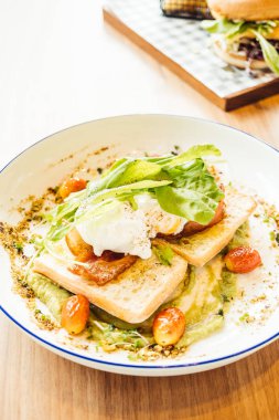 Çılbır avokado sosu ile